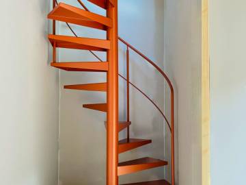 CLASSIC : Escalier colimaçon en tôle pliée, design minimaliste et robuste | SPIRA