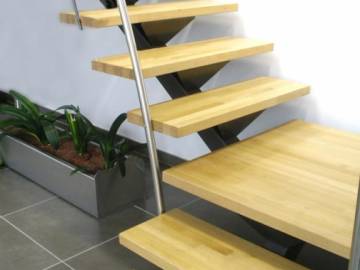 LOGI : Escalier design à limon central métallique, confort & sécurité | SPIRA