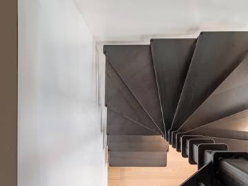 Steel Up: Stalen Wenteltrap – Minimalistisch Design voor Kleine Ruimtes | SPIRA