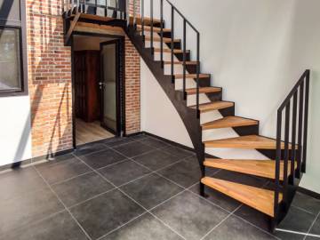 UP and DOWN: Designtrap in Metaal, Minimalistisch en Modern | SPIRA