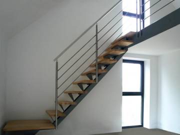 LOGI : Escalier design à limon central métallique, confort & sécurité | SPIRA