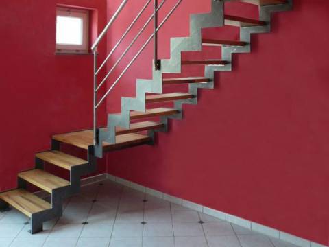 UP and DOWN - Trap in staalplaat